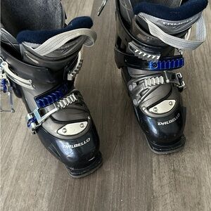 Dalbello Women’s Ski Boots, size 22.5